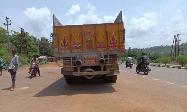 ಲಾರಿಯಡಿ ಮಲಗಿದ್ದ ಯುವಕನ ಮೇಲೆ ಹಾಯ್ದು ಹೋದ ಲಾರಿ. ಸ್ಥಳದಲ್ಲಿ ಧಾರುಣ ಸಾವನ್ನಪ್ಪಿದ ಅಂಕೋಲಾ ಯುವಕ.