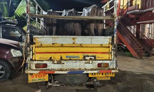 ಭಟ್ಕಳದಲ್ಲಿ ಅಕ್ರಮ ಜಾನುವಾರು ಸಾಗಿಸುತ್ತಿದ್ದ ವಾಹನ ವಶಕ್ಕೆ. ಹಿಂದು ಕಾರ್ಯಕರ್ತರು ಮತ್ತು ಪೊಲೀಸರ ನಡುವೆ ವಾಗ್ವಾದ