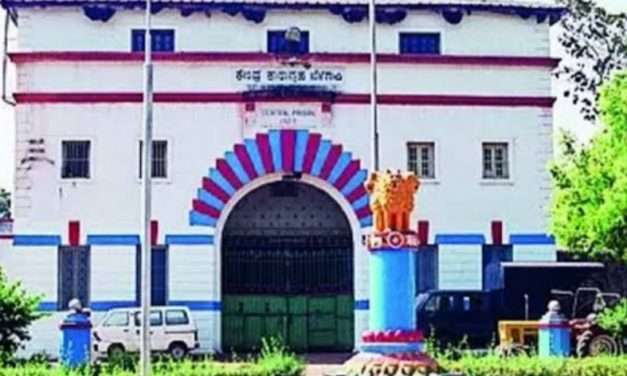 ಜೈಲು ಸಿಬ್ಬಂದಿಯ ಮೇಲೆ ಮಾರಣಾಂತಿಕ ಹಲ್ಲೆ. ಕಾನೂನು ಎಲ್ಲರಿಗೂ ಒಂದೇ ಅಂದಿದ್ದಕ್ಕೆ ಖೈದಿಯಿಂದ ಗೂಂಡಾಗಿರಿ.