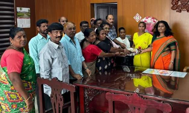 ಖಾಯಂ ಆದ ತಿಂಗಳಲ್ಲೆ ಬಂತು ವೇತನ. ಖುಷಿಯಾಗಿ ಪೌರ ಕಾರ್ಮಿಕರಿಂದ ಜಿಲ್ಲಾಧಿಕಾರಿಗೆ ಸಿಹಿ ನೀಡಿ ಧನ್ಯತೆ.