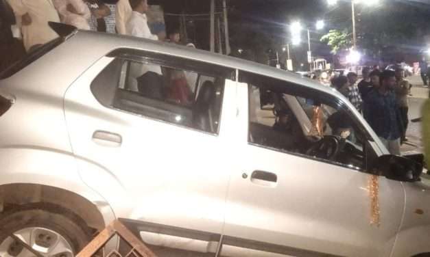 ದಾಂಡೇಲಿ:  ಹಿಮ್ಮುಖವಾಗಿ ಚಲಿಸಿದ ಕಾರು.  ಸ್ಕೂಟಿಗೆ ಡಿಕ್ಕಿ. ಇಬ್ಬರು ಗಂಭೀರ.