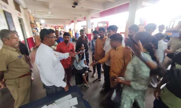 ಬಸ್ ಹತ್ತುವ ಮೊದಲೇ ಚಲಾಯಿಸಿದ ಚಾಲಕ. ಕಾಲೇಜ್ಗೆ ತೆರಳುತ್ತಿದ್ದ ವಿದ್ಯಾರ್ಥಿನಿಗೆ ಗಂಭೀರ ಗಾಯ. ಭಟ್ಕಳದಲ್ಲಿ  ಬಸ್ ನಿಲ್ದಾಣಕ್ಕೆ ಮುತ್ತಿಗೆ ಹಾಕಿ ಪಾಲಕರ ಆಕ್ರೋಶ