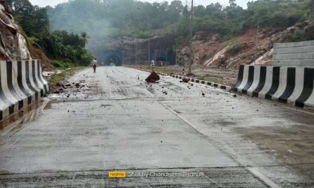 ಕಾರವಾರ ಸುರಂಗ ಮಾರ್ಗದಲ್ಲಿ ಆತಂಕ. ರಸ್ತೆಗೆ ಜಾರಿ ಬಿದ್ದ ಕಲ್ಲು. ಮುಂಗಾರು ಆರಂಭದಲ್ಲಿ ಎಚ್ಚರಿಕೆ ನೀಡಿದ ವರುಣ.