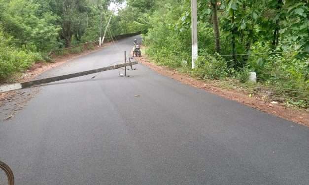 ಹೆಸ್ಕಾಂ  ದಿವ್ಯ ನಿರ್ಲಕ್ಷ್ಯ. ಕುಮಟಾದಲ್ಲಿ ಕಿತ್ತೋದ ವಿದ್ಯುತ್ ಕಂಬಗಳು. ಕುರ್ಚಿಗೆ ಕಾವು ಕೊಡುತ್ತಿರುವ ಅಧಿಕಾರಿಗಳು.