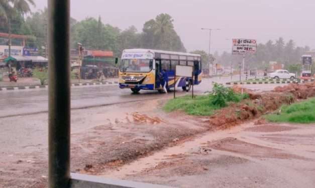 ರಾಷ್ಟ್ರೀಯ ಹೆದ್ದಾರಿ ಮಧ್ಯದಲ್ಲಿ ಬಸ್ ನಿಲ್ಲಿಸಬೇಡಿ ಸ್ವಾಮಿ. ಬಸ್ ನಿಲ್ದಾಣದಲ್ಲಿ ನಿಲ್ಲಿಸಿ ಪ್ರಯಾಣಿಕರ  ಪ್ರಾಣ ರಕ್ಷಿಸಿ.