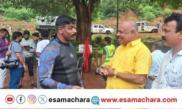 ಗುಡ್ಡ ಕುಸಿತ ಸ್ಥಳಕ್ಕೆ ಉಳ್ವೇಕರ ಭೇಟಿ: ಈಶ್ವರ ಮಲ್ಪೆ ತಂಡದೊಂದಿಗೆ ಚರ್ಚೆ.