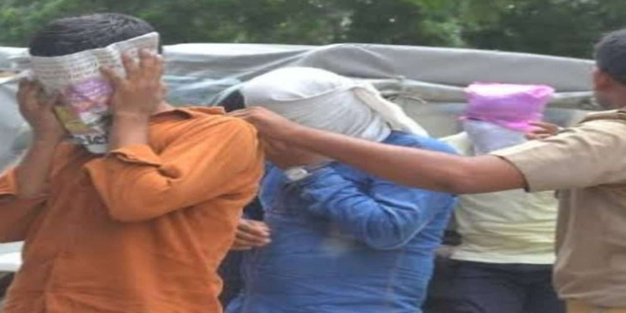 ಭಟ್ಕಳದಲ್ಲಿ ಹೋಟೆಲ್ ಮೇಲೆ ಪೋಲೀಸರ ದಾಳಿ(POLICE RAID)