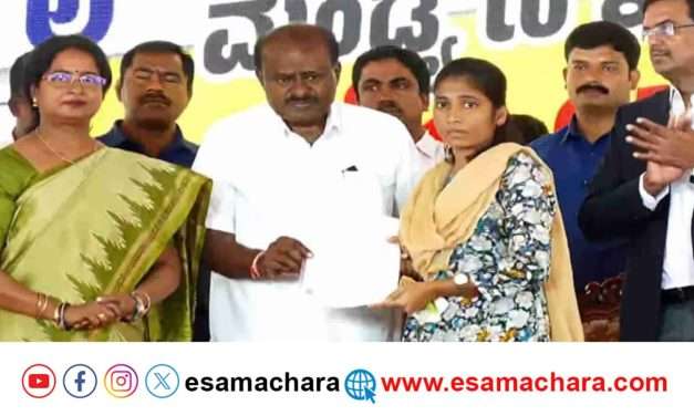 ಶಿರೂರಿನ ಕೃತಿಕಾ ಗೆ ಉದ್ಯೋಗದ ನೇಮಕಾತಿ ಪತ್ರ ಕೈಯಾರೆ ನೀಡಿದ ಕುಮಾರಸ್ವಾಮಿ.