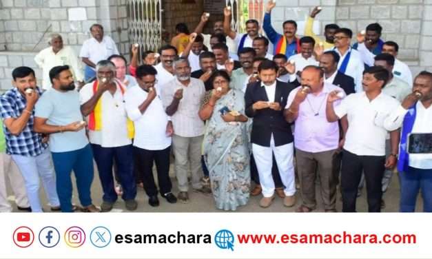 Sahitya Sammelana/ ಸಾಹಿತ್ಯ ಸಮ್ಮೇಳನದಲ್ಲಿ ಮಾಂಸದೂಟಕ್ಕೆ ಬೇಡಿಕೆ. ಜಿಲ್ಲಾಧಿಕಾರಿ ಕಚೇರಿ ಮುಂದೆ ವಿನೂತನ ಪ್ರತಿಭಟನೆ.