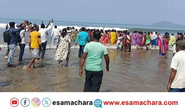 Protest/ ಯೋಜನೆ ವಿರೋಧಿಸಿ ಸಮುದ್ರಕ್ಕೆ ಜಿಗಿದ ಮಹಿಳೆಯರು. ಮೂವರು ಅಸ್ವಸ್ಥ.