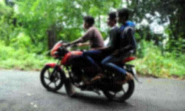 ಮಹಿಳೆಗೆ ಚುಡಾಯಿಸಲು ಮುಂದಾದ ಯುವಕರಿಗೆ ಧರ್ಮದೇಟು. ಬೈಕ್ ಬಿಟ್ಟು ಪರಾರಿ.