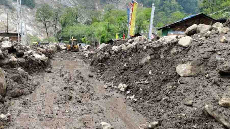 Landslide/ಸೇನಾ ಶಿಬಿರದ ಮೇಲೆ ಭೂಕುಸಿತ. ಮೂವರು ಯೋಧರ ದುರ್ಮರಣ.