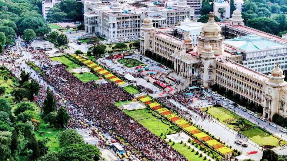 Stampede/ ಆರ್ ಸಿ ಬಿ ವಿಜಯೋತ್ಸವ ವೇಳೆ ಕಾಲ್ತುಳಿತ. ಏಳು ಅಭಿಮಾನಿಗಳ ಸಾವು.
