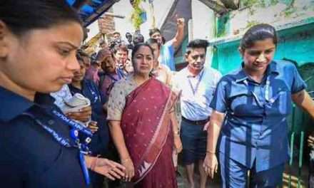 Delhi CM/ ಸಿಎಂ ಮೇಲೆ ಅಪರಿಚಿತ ವ್ಯಕ್ತಿಯಿಂದ ಹಲ್ಲೆಗೆ ಯತ್ನ. ಪೊಲೀಸರ ವಶಕ್ಕೆ.