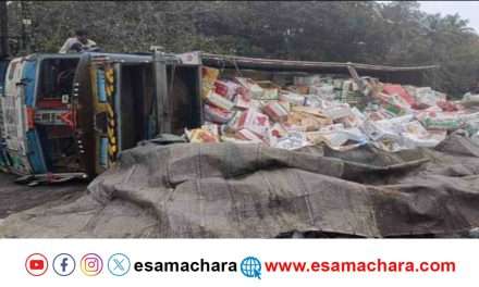 Lorry Turnover/ ಹೆದ್ದಾರಿಯಲ್ಲಿ ಪಲ್ಟಿಯಾದ ಸೇಬು ಹಣ್ಣಿನ ಲಾರಿ. ರಸ್ತೆ ಸಂಚಾರಕ್ಕೆ ಕೆಲ ಕಾಲ ತಡೆ.