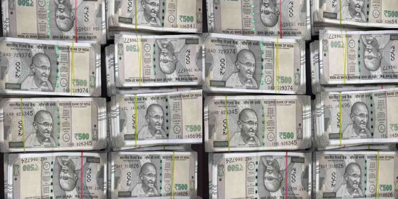 Money Supply/ ಖಾಸಗಿ ಬಸ್ ನಲ್ಲಿ ಕೋಟಿ ರೂ. ಹಣ ಪತ್ತೆ. ಕಾರವಾರದಲ್ಲಿ ಇಬ್ಬರ ಬಂಧನ.