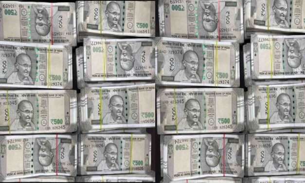 Money Supply/ ಖಾಸಗಿ ಬಸ್ ನಲ್ಲಿ ಕೋಟಿ ರೂ. ಹಣ ಪತ್ತೆ. ಕಾರವಾರದಲ್ಲಿ ಇಬ್ಬರ ಬಂಧನ.