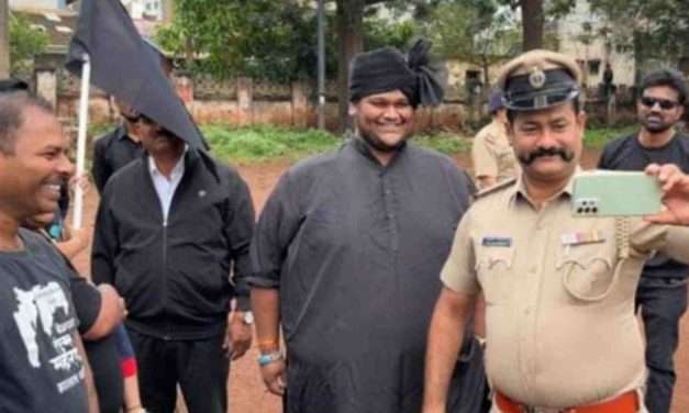 Selphi Click/ ಎಂಇಎಸ್ ಮುಖಂಡರ ಜೊತೆ ಪೊಲೀಸ್ ಅಧಿಕಾರಿ ಸೆಲ್ಫಿ. ಕನ್ನಡಿಗರ ಆಕ್ರೋಶ.