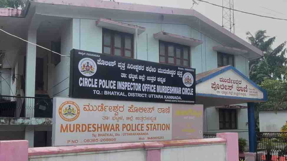 Transgender Violence/ ಮುರ್ಡೇಶ್ವರದಲ್ಲಿ ಮಂಗಳಮುಖಿಯರ ದೌರ್ಜನ್ಯ. ಬೈಕ್ ಸವಾರನ ಸರ ಕಿತ್ತು ಪರಾರಿ.