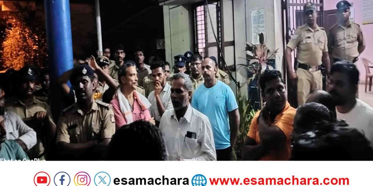 Stone Throwing/ ಮನೆಗಳ ಮೇಲೆ ಕಲ್ಲು ತೂರಿದ ಹೀನ ಬುದ್ದಿಯವರು. ಠಾಣೆ ಮುಂದೆ ಹಿಂದು ಕಾರ್ಯಕರ್ತರ ಪ್ರತಿಭಟನೆ