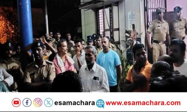 Stone Throwing/ ಮನೆಗಳ ಮೇಲೆ ಕಲ್ಲು ತೂರಿದ ಹೀನ ಬುದ್ದಿಯವರು. ಠಾಣೆ ಮುಂದೆ ಹಿಂದು ಕಾರ್ಯಕರ್ತರ ಪ್ರತಿಭಟನೆ