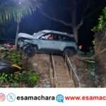 Car Accident/ ರಸ್ತೆ ಅಂಚಿನ ಮನೆಗೆ ನುಗ್ಗಿದ ಪ್ರವಾಸಿ ಕಾರು. ಸ್ಕೂಟರ್, ಗೇಟ್ ಜಖಂ.