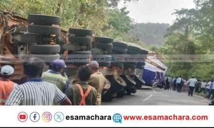 Vechicle Turnover/ ಕೈಗಾ ಸಮೀಪವೇ ನಿಯಂತ್ರಣ ತಪ್ಪಿ ಬಿದ್ದ ಬೃಹತ್ ಯಂತ್ರ ವಾಹನ. ಸಂಚಾರ ಅಸ್ತವ್ಯಸ್ತ.