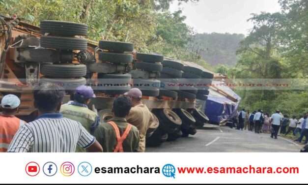 Vechicle Turnover/ ಕೈಗಾ ಸಮೀಪವೇ ನಿಯಂತ್ರಣ ತಪ್ಪಿ ಬಿದ್ದ ಬೃಹತ್ ಯಂತ್ರ ವಾಹನ. ಸಂಚಾರ ಅಸ್ತವ್ಯಸ್ತ.