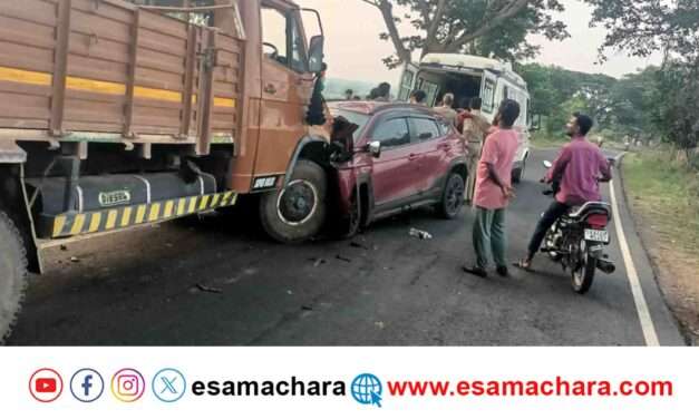 Accident/ ಹಳಿಯಾಳದಲ್ಲಿ ಭೀಕರ ರಸ್ತೆ ಅಪಘಾತ. ಟ್ರಕ್‌ಗೆ ಕಾರು ಡಿಕ್ಕಿ.