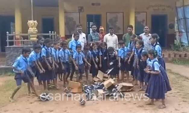 Low Quality Shoes/ ಕಳಪೆ ಶೂ ವಿತರಣೆ ಆರೋಪ. ಲೋಕಾಯುಕ್ತಕ್ಕೆ ದೂರು ನೀಡಲು ಬೆಡಸಗಾಂವ ಶಾಲೆ ಎಸ್‌ಡಿಎಂಸಿ ನಿರ್ಧಾರ