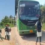 Bus Problem/ ಪರೀಕ್ಷೆಗೆ ಹೋಗುವಾಗ ನಿಲ್ಲಿಸದ ಬಸ್. ಬಸ್ ಎದುರು ನಿಂತು ವಿದ್ಯಾರ್ಥಿನಿ ಆಕ್ರೋಶ.