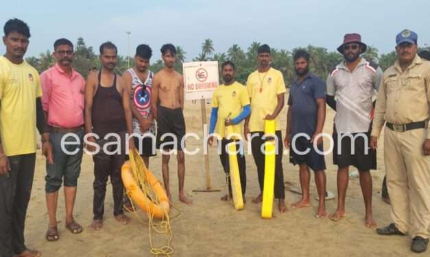 Rescue/ಸಮುದ್ರದ ಸುಳಿಗೆ ಸಿಲುಕಿದ್ದ ಮೂವರು ಪ್ರವಾಸಿಗರನ್ನು ರಕ್ಷಿಸಿದ ಜೀವ ರಕ್ಷಕ ಸಿಬ್ಬಂದಿಗಳು